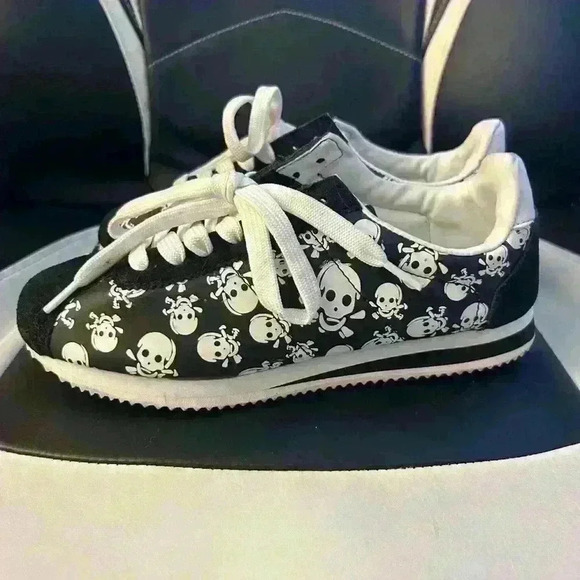 Cute no name skull shoe fit like a  6-6.5 - Picture 2 of 6